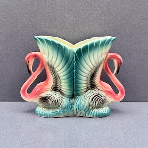 Op de afbeelding: Een set van drie keramische mokken met een gespikkelde, matte afwerking. De mokken zijn in tinten crème, lichtgrijs en donkergrijs. Elke mok heeft een eenvoudig, minimalistisch ontwerp, perfect voor koffie of thee.