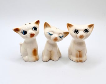 Saleiro e pimenteiro em forma de gato siamês pintados à mão com porta-palitos: item colecionável de meados do século