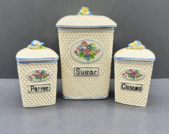 Trio di barattoli K Japan con coperchi a forma di fiore / Zucchero, pepe e cannella, circa anni '20-'40