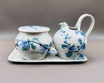 Porcelana vintage hecha a mano con detalles en crema, azúcar y bandeja / Diseño floral exquisito / Cerámica de estudio / Hecho en Canadá