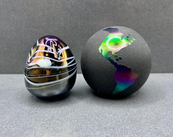 Par de pisapapeles/huevos/globos antiguos de cristal negro iridiscente.