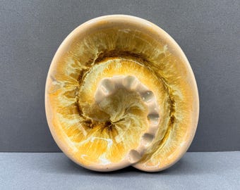 Złoty spiralny wir w stylu Midcentury Modern | Rzadka, zabytkowa popielniczka Blue Mountain Pottery Harvest Gold Spiral