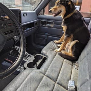 Puede incluir: Un letrero de madera rústica con el texto "Welcome to our home" en letras blancas. El letrero presenta un acabado envejecido y un diseño sencillo y acogedor, perfecto para la decoración de la puerta principal.