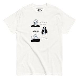 Könnte beinhalten: Weißes T-Shirt mit einer Schwarzweißillustration von drei Frauen. Der Text auf dem Shirt lautet "Trans women are women", "I think that depends on...", und "Oh no, that wasn't a question."