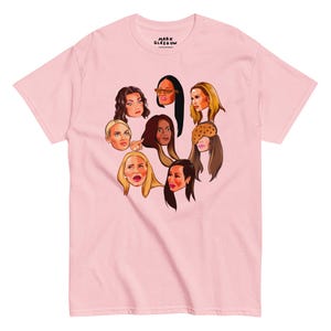 Puede incluir: Camiseta rosa con un gráfico de ocho caras de mujeres en un círculo. El texto "MARK GLASGOW" está impreso en la camiseta.