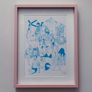 以下が含まれることがあります： 様々なポーズをとる複数の人物の青いインク画が描かれた額入りのアートワーク。アートワークは白い背景に配置され、明るいピンク色のフレームで額装されています。人物はスケッチ風のスタイルで描かれており、さまざまなレベルのディテールがあります。