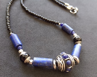 Orientalische Choker-Halskette aus Lapislazuli, marokkanischen Perlen mit Obsidian, Metallperlen und Rocallies.