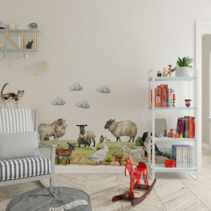 Pode incluir: Um cavalo de baloi&ccedil;o branco com uma sela vermelha e uma cadeira de baloi&ccedil;o listrada branca e cinza com um travesseiro listrado cinza e branco. A parede atr&aacute;s da cadeira tem um mural de animais de fazenda, incluindo ovelhas, um gato, um ganso e um cordeiro. Tamb&eacute;m h&aacute; nuvens pintadas na parede.