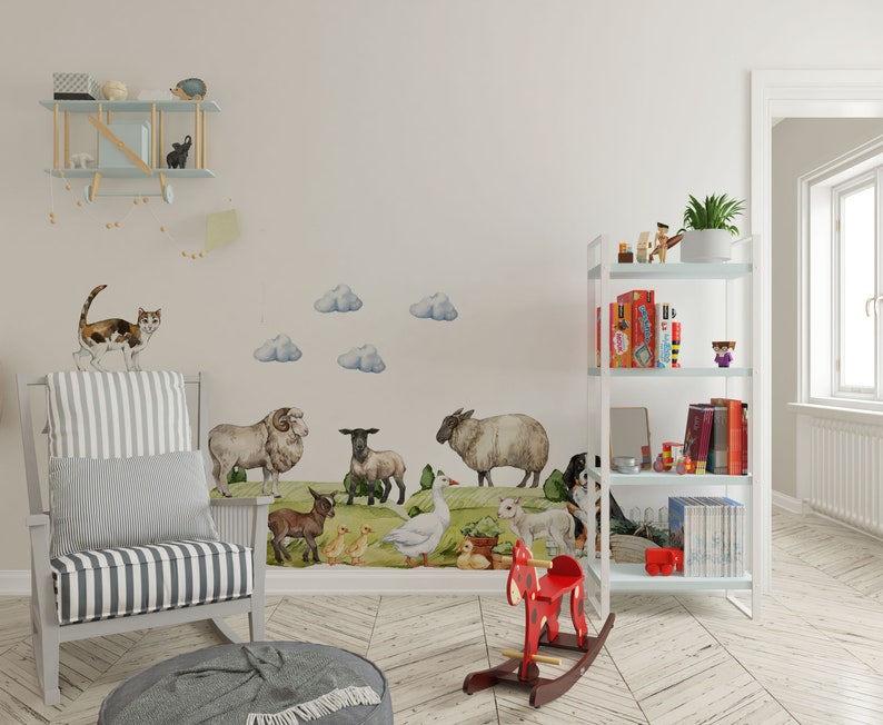Pode incluir: Um cavalo de baloi&ccedil;o branco com uma sela vermelha e uma cadeira de baloi&ccedil;o listrada branca e cinza com um travesseiro listrado cinza e branco. A parede atr&aacute;s da cadeira tem um mural de animais de fazenda, incluindo ovelhas, um gato, um ganso e um cordeiro. Tamb&eacute;m h&aacute; nuvens pintadas na parede.