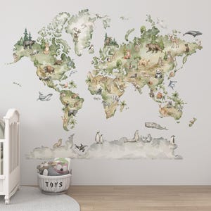 Può includere: Un grande adesivo da parete raffigurante un mappamondo ad acquerello nei toni del verde e del beige. La mappa è decorata con vari animali illustrati posizionati sui continenti e sugli oceani, tra cui orsi, giraffe, panda, balene e pinguini.