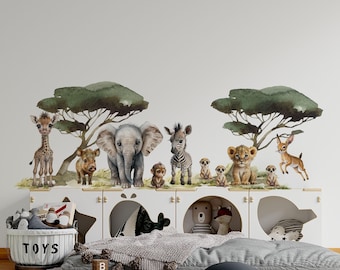 Muursticker met baby safari dieren voor de kinderkamer | Aquarel sticker van een olifant, zebra, giraffe en leeuw | Leuke Afrikaanse dieren sticker om op te plakken