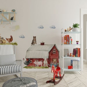 Pode incluir: Uma cadeira de balan&ccedil;o branca com um almofada listrada cinza e branca fica em uma sala com adesivos de parede de celeiro vermelho e animais de fazenda. Uma estante branca com brinquedos e livros fica no canto da sala.