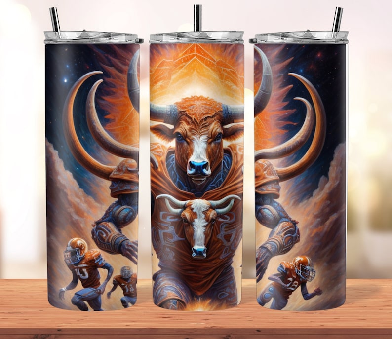 Puede incluir: Un vaso de acero inoxidable con un dise&ntilde;o colorido que presenta un toro cornudo con un uniforme de f&uacute;tbol. El toro est&aacute; rodeado de un fondo naranja y amarillo fuego con un cielo nocturno estrellado.