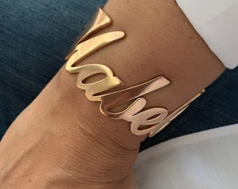Aangepaste naam armband - Bangle Cuff armband in goud en zilver - gepersonaliseerde armbanden voor vrouwen - aangepaste armband - cadeau voor haar