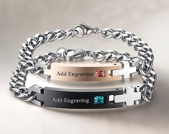 Può includere: Due braccialetti abbinati con una catena d'argento e una fascia nera e dorata. La fascia nera ha una pietra blu e la fascia dorata ha una pietra rossa. Entrambe le fasce hanno il testo "Add Engraving".