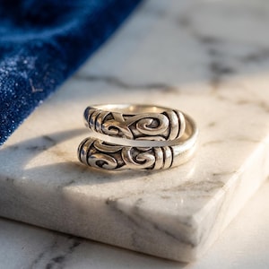 Anillo ajustable con diseño de espiral, joyería llamativa de estilo bohemio vintage en plata.