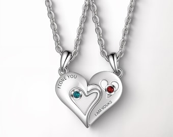 Può includere: Due collane con ciondoli a forma di cuore argentati, ciascuno la metà di un intero. Un ciondolo ha una gemma verde acqua, l'altro una gemma rossa. Le parole "I love you" e "I am yours" sono incise. Le collane hanno maglie a catena argentate.