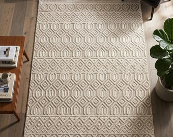 Tapis géométrique tissé à la main – Beige neutre, style bohème, motif losanges ethnique, 152 x 244 cm