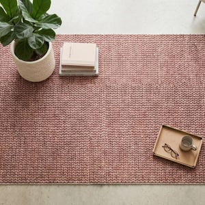 Tapete de área com estampa de tricô grosso rosa-pó – Lavável, estilo boho, em imitação de lã.