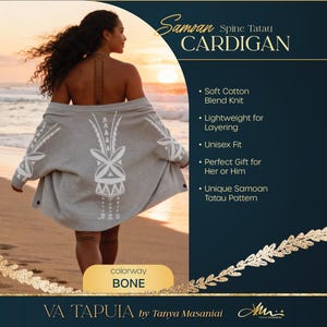 Pode incluir: Um cardigã cinza-claro com um padrão branco Samoan Tatau nas costas. O texto na imagem diz Samoan Spine Tatau CARDIGAN, Soft Cotton Blend Knit, Lightweight for Layering, Unisex Fit, Perfect Gift for Her or Him, Unique Samoan Tatau Pattern, colorway BONE e VA TAPUIA by Tanya Masaniai.