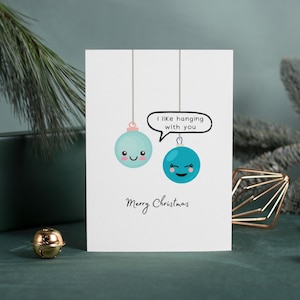 Niedliche Kugel Weihnachtskarte - Ich mag es, mit dir zu hängen | Lustiges festliches Weihnachtskarten-Wortspiel | Karte für Mann, Frau, Freund, Freundin, Freunde