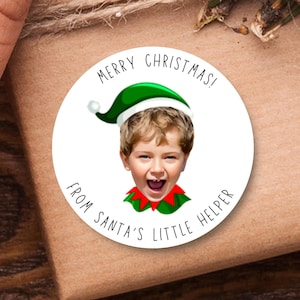 パーソナライズされたクリスマスエルフステッカー | カスタムのお祝いの子供用写真ギフトラッピング | 面白いクリスマスプレゼントステッカー（光沢） | 封筒シール