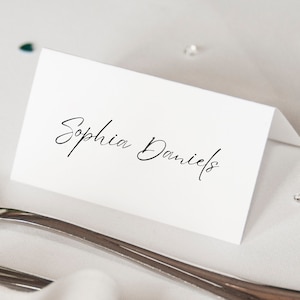 Cartões de lugar com nome impresso | Nomes de lugar personalizados para assentos de casamento | Configuração de mesa minimalista personalizada para eventos | Convidados para jantar em tenda dobrada