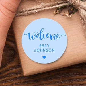 Stickers Bienvenue dans le monde pour baby shower personnalisés | Étiquettes cursives personnalisées pour nouveau-né | Étiquettes circulaires pour faire-part de naissance (brillantes)