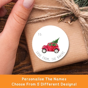 Sticker emballage cadeau de Noël personnalisé | Voiture et arbre de Noël | Stickers cadeaux de fête personnalisés (brillant) | Jolies étiquettes rondes pour les vacances en famille