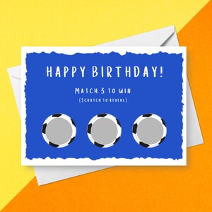 Carte à gratter du football de joyeux anniversaire | Personnalisé pour toute occasion | Match 3 pour gagner un cadeau à gratter personnalisé | Footy surprise bleu