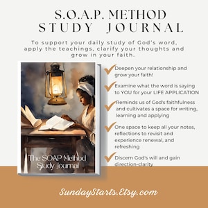 Op de afbeelding: Een aquarelillustratie van een persoon die een boek leest bij een lantaarn. De illustratie heeft de titel "The SOAP Method Study Journal" en bevat een lijst met voordelen van het gebruik van het dagboek, zoals het verdiepen van je relatie met God en het onderzoeken van het woord voor de toepassing in het leven.
