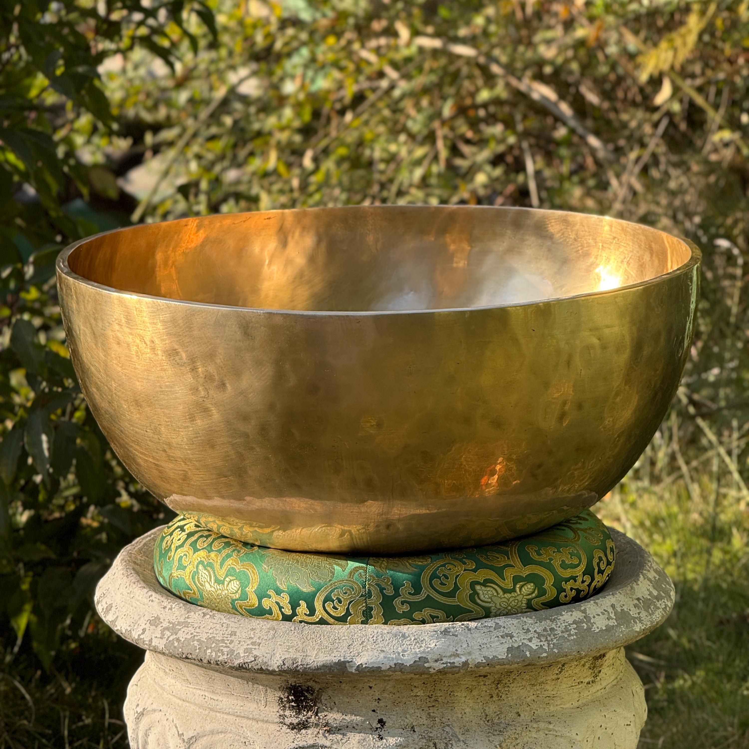 特大の手打ちチベットシンギングボウル：7金属合金、仏足 - Etsy 日本