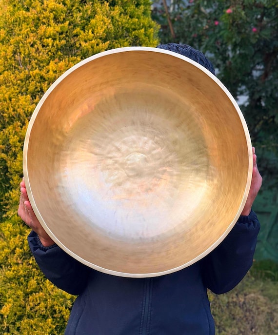 特大の手打ちチベットシンギングボウル：7金属合金、仏足 - Etsy 日本