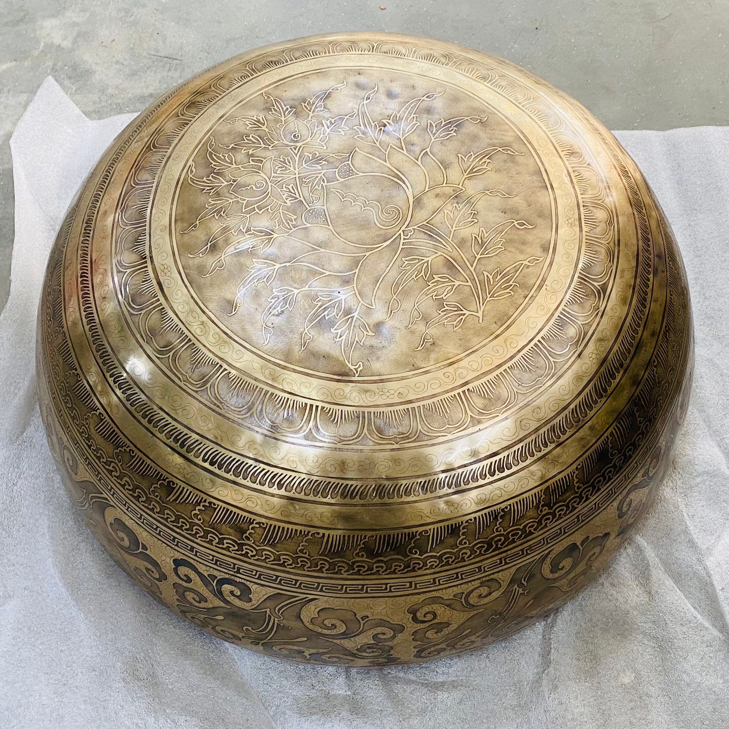 HMALAYAN Extra Large Standng Sngng Bowls - BUDDHA Foot Carved