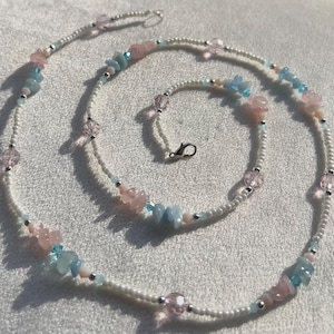 Gebroken rozenkwarts en aquamarijn met zilveren accenten en tailleketting. afbeelding 1