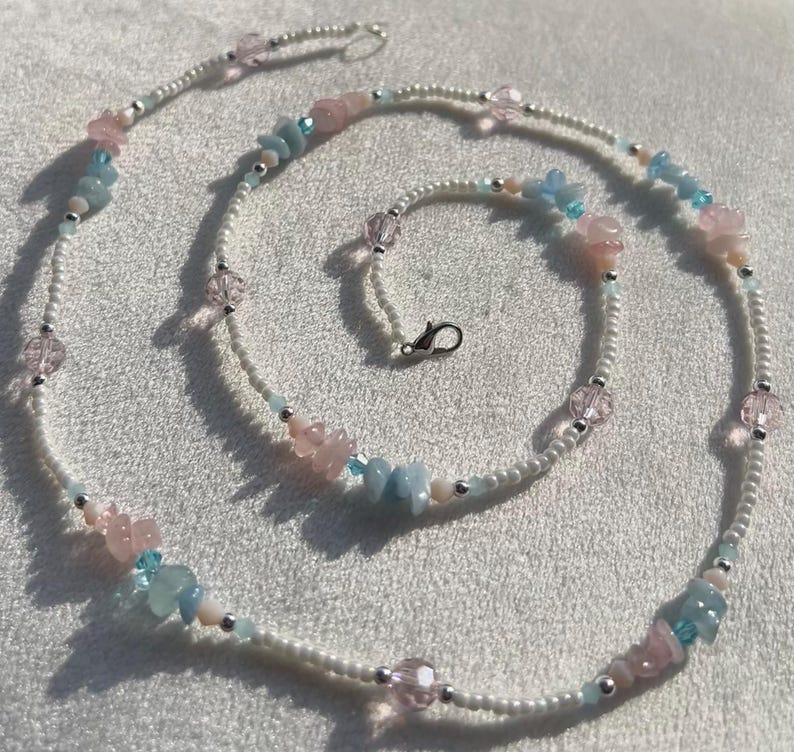 Gebroken rozenkwarts en aquamarijn met zilveren accenten en tailleketting. afbeelding 1