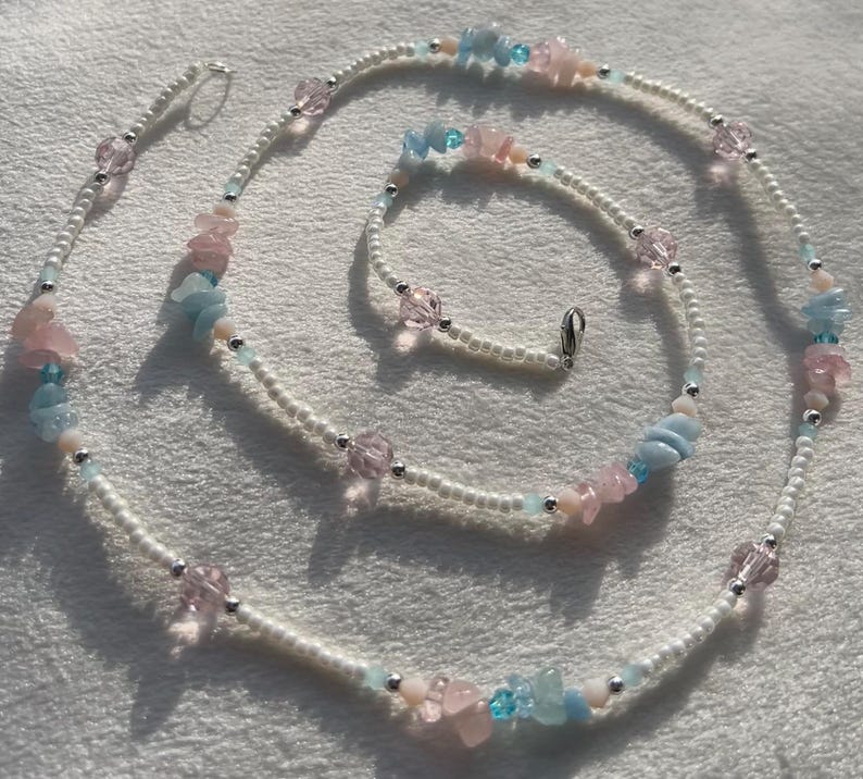 Op de afbeelding: Een set van drie keramische mokken met een gespikkelde, matte afwerking. De mokken zijn in cr&egrave;me, lichtbruin en donkerbruin. Elke mok heeft een eenvoudig, minimalistisch ontwerp.