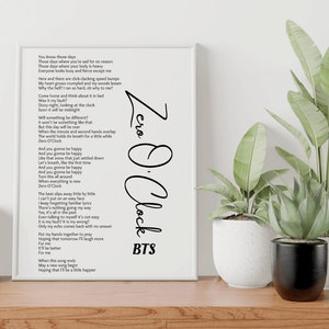 Puede incluir: Arte de pared imprimible en blanco y negro con la letra de la canción "Zero O'Clock" de BTS. La letra está impresa en una fuente simple sobre un fondo blanco.