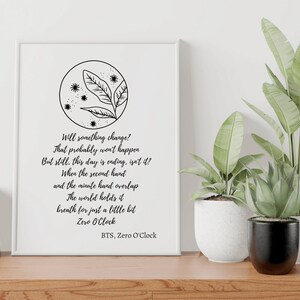 Puede incluir: Una impresión enmarcada con un diseño minimalista que presenta una ilustración circular de hojas y estrellas. La impresión muestra la letra "Will something change?" y "Zero O'Clock" de BTS. La obra de arte se exhibe sobre una superficie de madera con plantas en macetas.