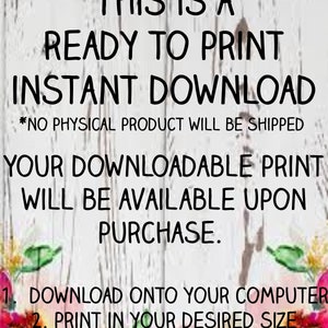 Puede incluir: Anuncio de descarga digital lista para imprimir sobre un fondo de madera blanca. El texto indica que la impresi&oacute;n descargable estar&aacute; disponible tras la compra. Instrucciones: Descargar, imprimir y enmarcar. Acentos florales.