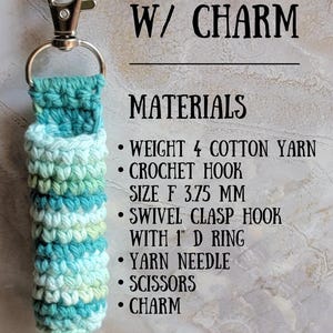 Puede incluir: Soporte para lápiz labial tejido a ganchillo en tonos azules y verdes, con un dije de estrella. El texto dice "CHAPSTICK HOLDER W/ CHARM" y enumera materiales como hilo de algodón, un ganchillo y un mosquetón.