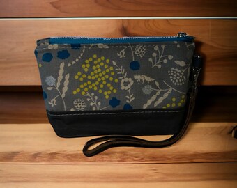 The Lil' Tote-Wristlet