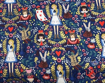 Può includere: Un tessuto blu con un motivo ripetuto di personaggi di Alice nel Paese delle Meraviglie, tra cui Alice, la Regina di Cuori, il Cappellaio Matto e il Coniglio Bianco. I personaggi sono raffigurati in uno stile fantasioso con colori vivaci e dettagli intricati.