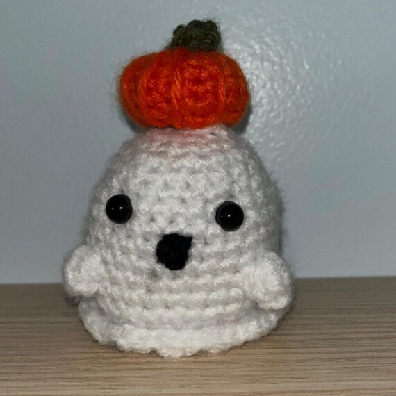 かぎ針編みのゴーストとカボチャ：ハロウィンのぬいぐるみ飾り - Etsy 日本