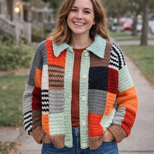 Peut inclure: Veste en crochet patchwork colorée avec un col et une fermeture boutonnée. La veste présente une variété de couleurs, notamment orange, gris, marron, noir et vert menthe. Les manches et le col sont de couleur unie, tandis que le corps est composé de carrés.