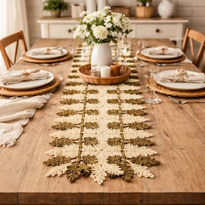 Può includere: Una tazza di ceramica bianca con manico nero e la scritta "But First, Coffee" in stile scritto a mano. La tazza è su una superficie bianca. La tazza è alta circa 10 cm.