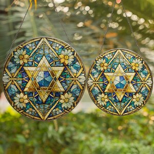Pu&ograve; includere: Due vetrate rotonde per finestre con un design geometrico blu, oro e bianco con una stella a sei punte.