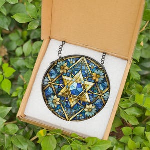 Pu&ograve; includere: Una finestra in vetro colorato appesa con una stella di David blu e dorata circondata da fiori blu e bianchi.