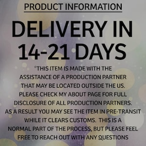 K&ouml;nnte beinhalten: Eine digitale Grafik mit einem hellvioletten und gelben Bokeh-Hintergrund mit schwarzem Text, der lautet: PRODUCT INFORMATION, DELIVERY IN 14-21 DAYS, THIS ITEM IS MADE WITH THE ASSISTANCE OF A PRODUCTION PARTNER, UND WEITERER OFFENLEGUNGSTEXT.