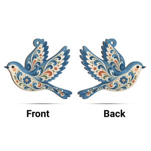 K&ouml;nnte beinhalten: Zwei flache vogelformige Ornamente mit einem blauen, cremefarbenen und orangen Blumenmuster. Das linke Ornament ist mit Front beschriftet und zeigt den Vogel nach links gewandt, das rechte mit Back und zeigt den Vogel mit einer Aufhang&ouml;se.
